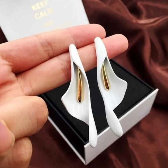 2 for $18❤️🔥 White Calla Lily Earrings Gold Metal - Picture 2 of 5